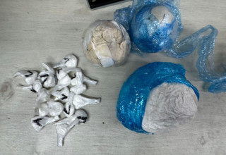 סמים שנתפסו בזירה  (צילום: דוברות המשטרה)