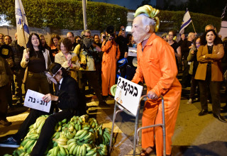 מיצג בהפגנה מול ביתו של יצחק הרצוג (צילום: אבשלום ששוני)