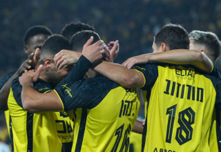 שחקני בית"ר ירושלים חוגגים עם גיל כהן (צילום: ברני ארדוב)