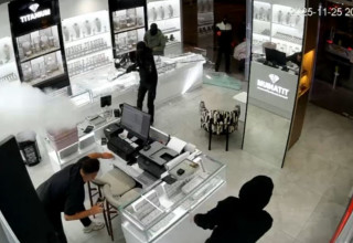 רגעי הפריצה לחנות באופקים (צילום: מצלמות אבטחה)