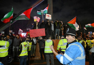 הפגנות נגד ישראל לפני המשחק של מכבי תל אביב נגד אסטון וילה (צילום: רויטרס)