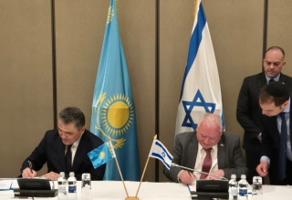 השר אמסלם ושר משאבי המים של קזחסטן, נורז'אן נורז'יגיטוב, חותמים על מזכר ההבנות (צילום: המשרד לשיתוף פעולה אזורי)