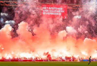 אבוקות במשחק של אייאקס (צילום: GettyImages, BSR Agency)
