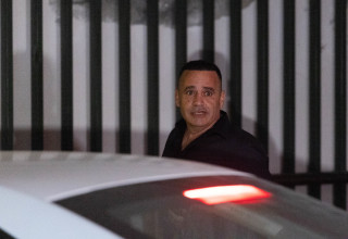 ניצב מני בנימין לאחר החקירה במח"ש, מנסה להתחמק מהמצלמות (צילום: יונתן זינדל, פלאש 90)