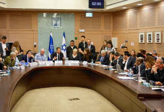 הדיון על הנוסח המעודכן של חוק הגיוס בוועדת החוץ והביטחון בראשות בועז ביסמוט (צילום: דוברות הכנסת, נועם מושקוביץ)