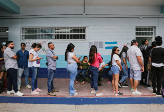 הבחירות בהונדורס 30.11.2025, אנשים מחכים להצביע (צילום: רויטרס)