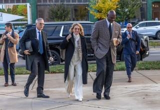 מייקל ג'ורדן בדרך לבית המשפט (צילום: Getty images)