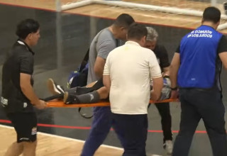 מלחיץ. שחקן נבחרת פרגוואי על אלונקה אחרי שהתרסק על הרצפה (צילום: צילום מסך, יוטיוב)