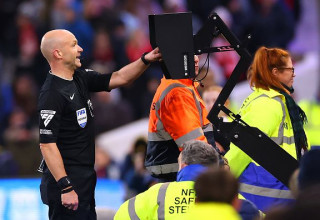 אנתוני טיילור ניגש לבדוק מהלך במסך ה-VAR (צילום: Marc Atkins)