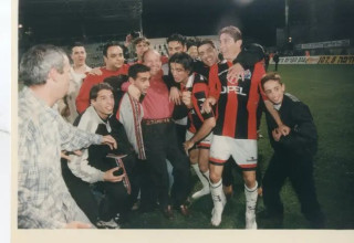 רגעים בלתי נשכחים. רובי שפירא ז"ל חוגג עם השחקנים (צילום: מעריב, עדי אבישי)