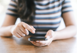 אישה עם טלפון סלולרי (צילום: אינגאימג')