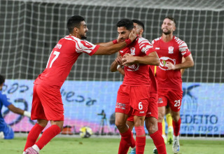 שחקני בני סכנין חוגגים עם אחמד טהא (צילום: ברני ארדוב)