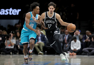 שחקן ברוקלין נטס, בן שרף מול שחקן שארלוט הורנטס, קולין סקסטון (צילום: רויטרס)