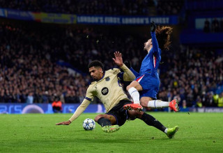 העבירה שהובילה לאדום. רונלד אראוחו מפיל את מארק קוקורייה (צילום: Getty images)