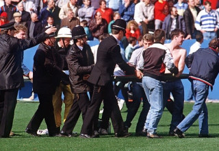 שוטרים מפנים אוהדים באסון הילסבורו (צילום: AFP)