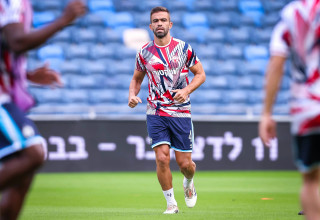 מיגל ויטור שחקן הפועל באר שבע בחימום (צילום: מאור אלקסלסי)