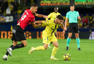 מנור סולומון שחקן ויאריאל לפני מרטין ואליינט שחקן מאיורקה (צילום: GettyImages, Angel Martinez)