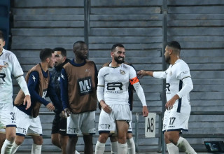 שחקני מכבי בני ריינה חוגגים עם עבדאללה ג'אבר (צילום: ברני ארדוב)