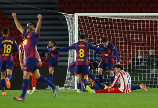 שחקני ברצלונה חוגגים (צילום: רויטרס)