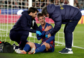 דני אולמו שחקן ברצלונה מקבל טיפול (צילום: GettyImages, Soccrates Images)