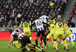 בנטנקור ספק מכשיל את ברן, ניוקאסל נגד טוטנהאם (צילום: רויטרס)