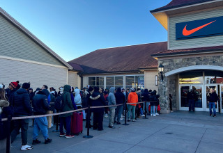 תור לחנות של נייקי (צילום: רויטרס)