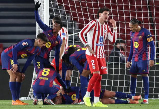 דני אולמו מוקף בשחקני ברצלונה (צילום: JOSEP LAGO / Contributor)