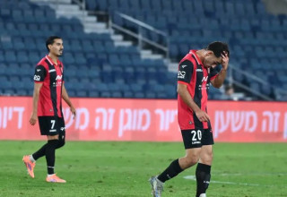 אכזבה להפועל ירושלים. אופק נדיר עם מתן חוזז (צילום: ברני ארדוב)