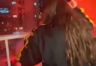 אוהדי בית"ר מחזקים ילדה שעוברת חרם (צילום: אתר רשמי, מתוך אינסטגרם)