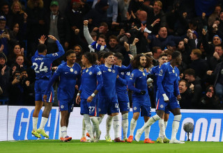 שחקני צ'לסי חוגגים עם טרבו צ'אלובה (צילום: רויטרס)