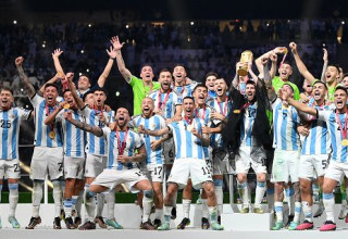 מסי מניף את גביע המונדיאל (צילום: Gettyimages)