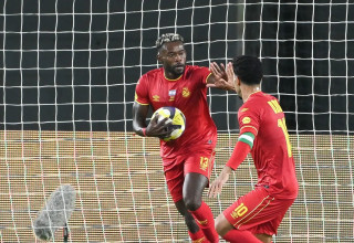 יוג'ין אנסה שחקן מ.ס. אשדוד חוגג שער (צילום: ברני ארדוב)