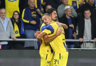 שחקני מכבי תל אביב, סייד אבו פרחי, דור פרץ (צילום: אודי ציטיאט)