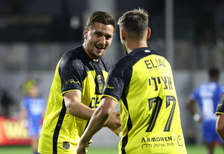 ירדן שועה שחקן בית"ר ירושלים חוגג עם עומר אצילי (צילום: דני מרון)