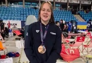 אנסטסיה גורבנקו עם מדליית ארד באליפות אירופה בבריכות קצרות (צילום: צילום מסך, .)