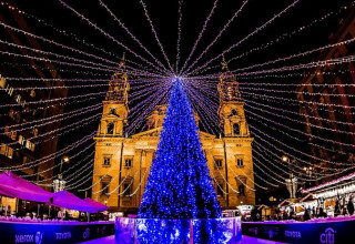 עץ חג המולד המואר בכיכר בזיליקת סנט סטפן בבודפשט, הונגריה (צילום: יח"צ)