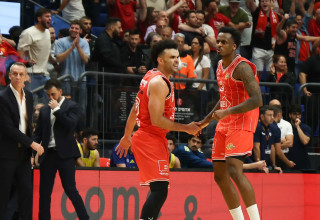 שחקני הפועל תל אביב אלייז'ה בריאנט, אנטוניו בלייקני (צילום: דני מרון)