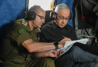 בנימין נתניהו ורומן גופמן (צילום: מעיין טואף, לע"מ)