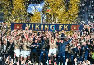 שחקני קבוצת ויקינג חוגגים זכייה באליפות נורבגיה (צילום: אתר רשמי, מתוך טוויטר)