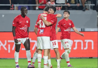 הפנים כבר למכבי חיפה. שחקני הפועל תל אביב חוגגים (צילום: דני מרון)