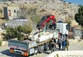 כותרות ועמודי אבן מהתקופה הביזנטית שהוצגו כפריטי נוי בתוך הווילה ונתפסו (צילום: דוברות מתפ"ש)