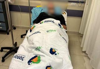 אחד התלמידים בחדר המיון בבית החולים  (צילום: מעריב אונליין)