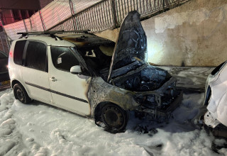 מכונית שהוצתה בשכונת הדר בחיפה (צילום: דוברות כבאות והצלה)