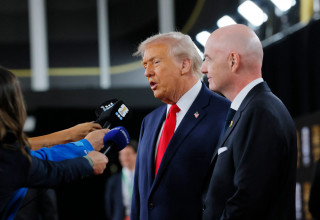 ג'אני אינפנטינו נשיא פיפ"א עם דונלד טראמפ נשיא ארה"ב, הגרלת מונדיאל 2026 (צילום: רויטרס)