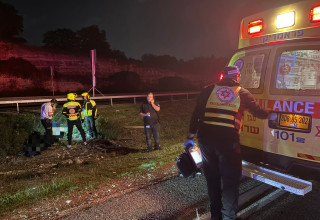 זירת התאונה בכביש 6, הולך רגל נהרג מפגיעת רכב (צילום: תיעוד מבצעי מד"א)