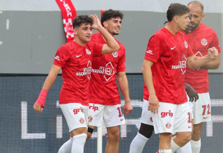 שחקני הפועל תל אביב חוגגים עם לויזוס לויזו, משמאל (צילום: אודי ציטיאט)