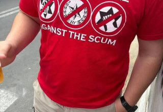 חולצת אוהדי אולטראס הפועל תל אביב בגינה העימות עם המשטרה (צילום: מערכת וואלה, לפי סעיף 27א')