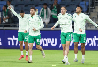 מתיאס נהואל, דולב חזיזה, גיא מלמד שחקני מכבי חיפה בחימום (צילום: דני מרון)