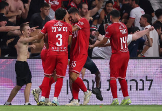 שחקני הפועל חיפה (צילום: מאור אלקסלסי)