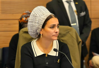 לימור סון הר מלך עם סיכת חבל התלייה (צילום: אברהם בלוך)